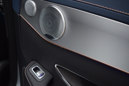 أخبار الشركة الأخيرة عن مساهمة شينهايسن في قطع غيار السيارات الدقيقة: رفع معايير الصناعة